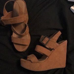 Strappy suede brown wedges